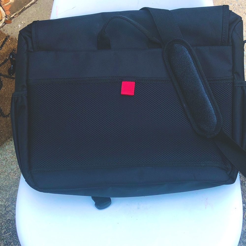 Swiss Gear Laptop Messenger Bag. Interior Padded Laptop Section. - Picture 9 of 11